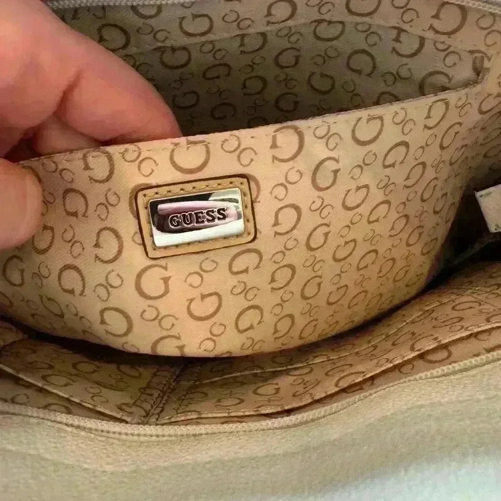 Guess purse/tote beautiful white color